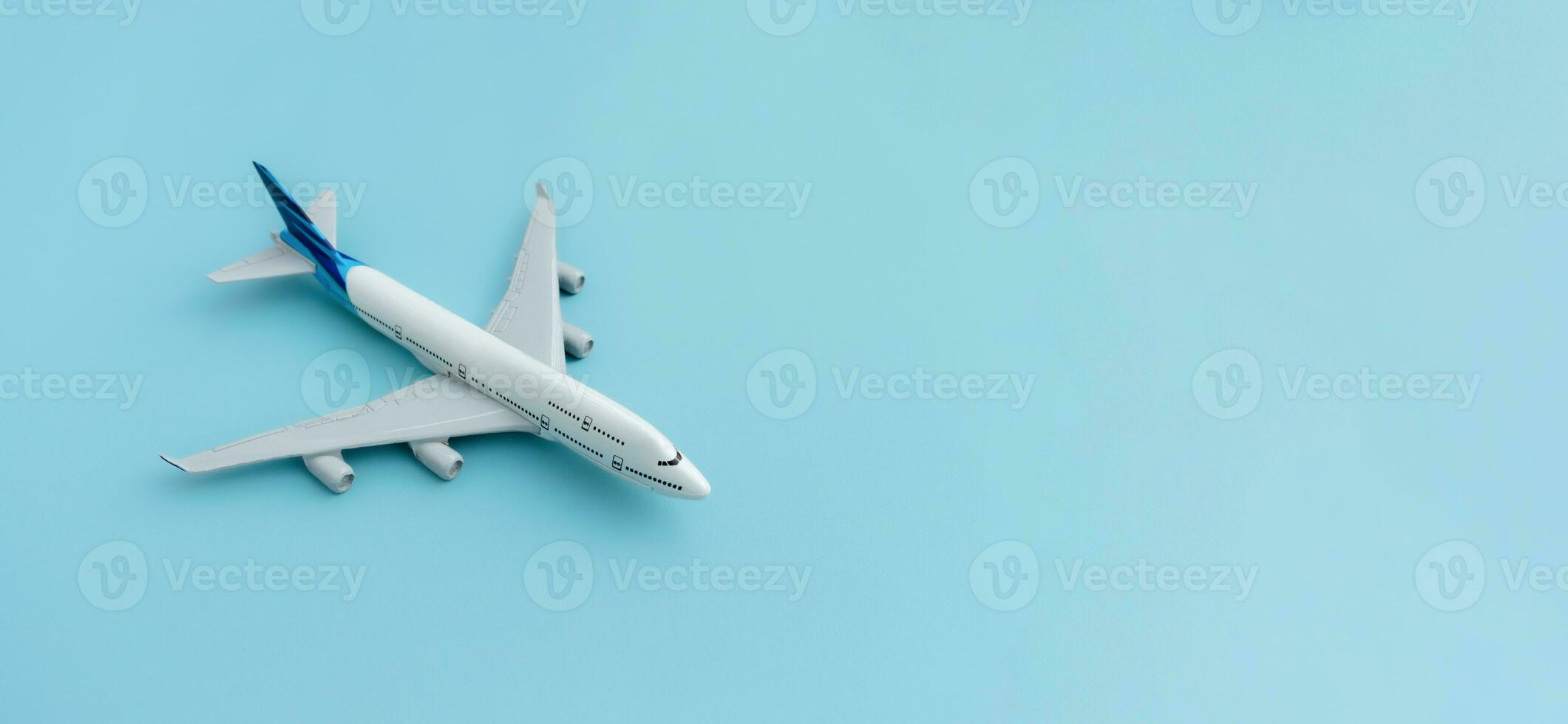 une avion miniature isolé sur bleu arrière-plan, après certains modifications. photo