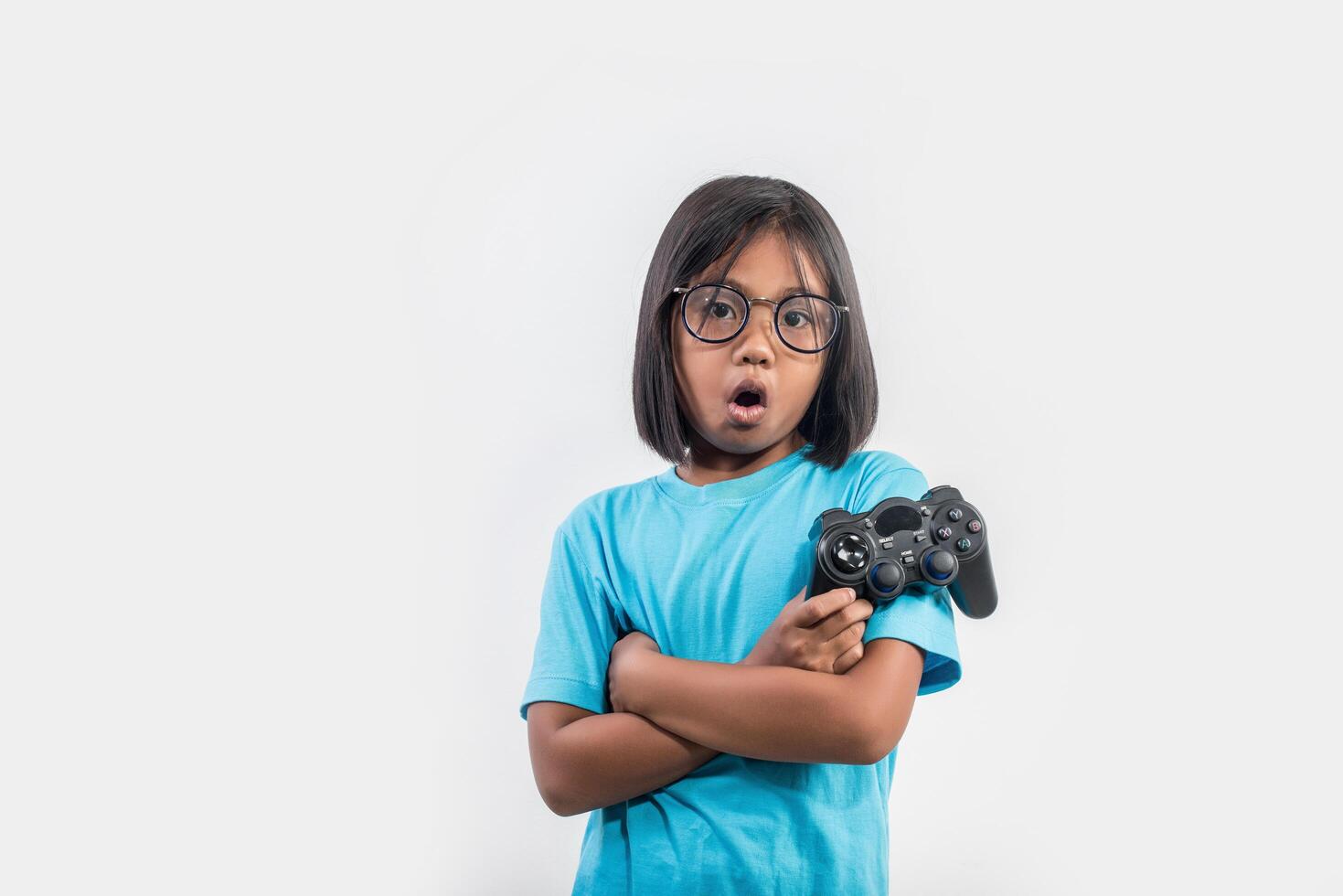 portrait de petite fille avec joystick gamer. photo