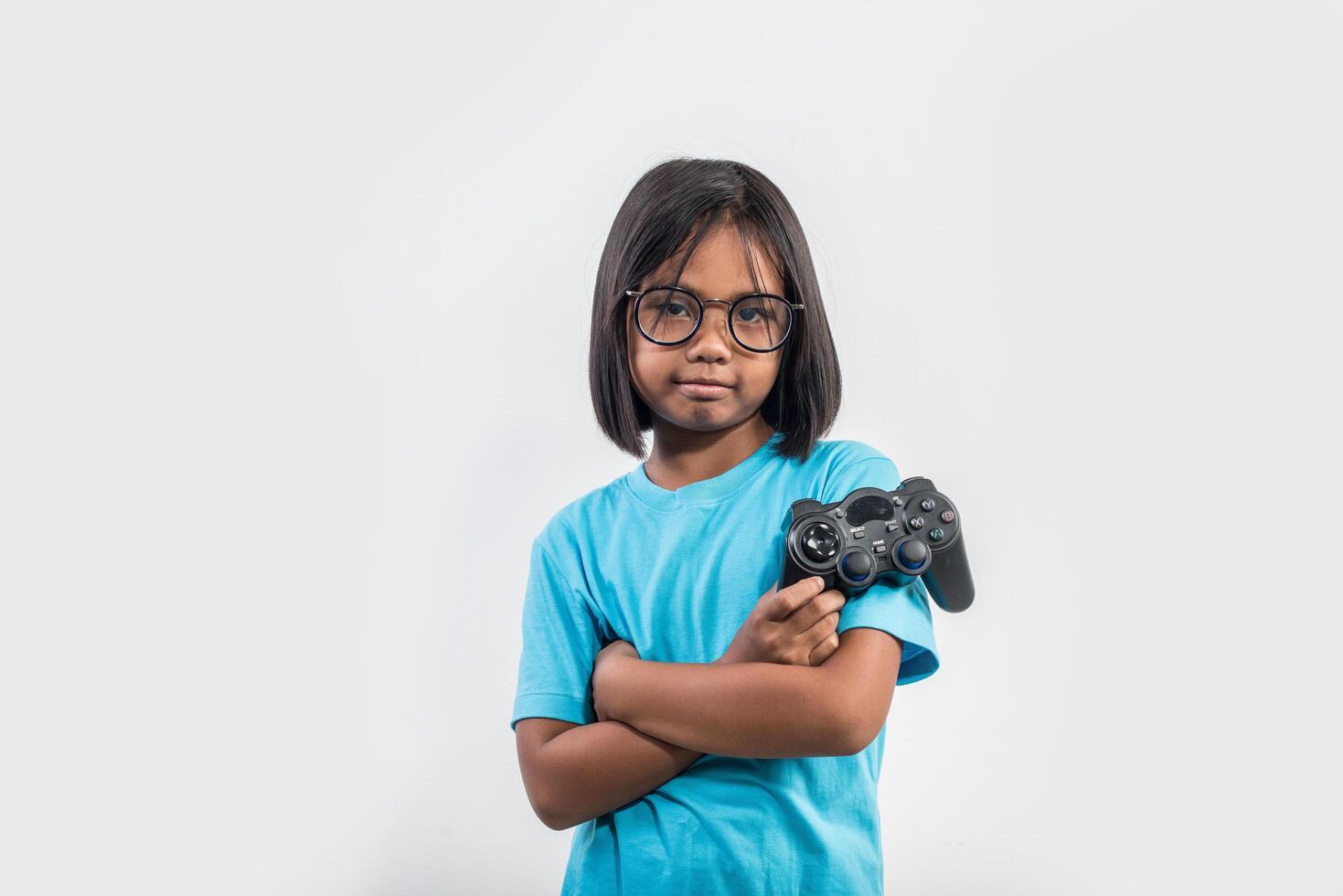 portrait de petite fille avec joystick gamer. photo