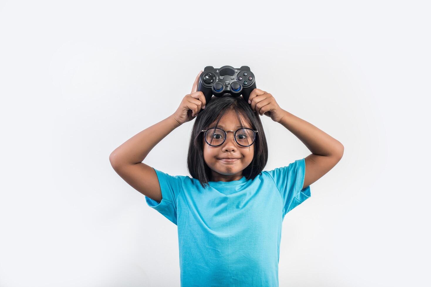 portrait de petite fille avec joystick gamer. photo