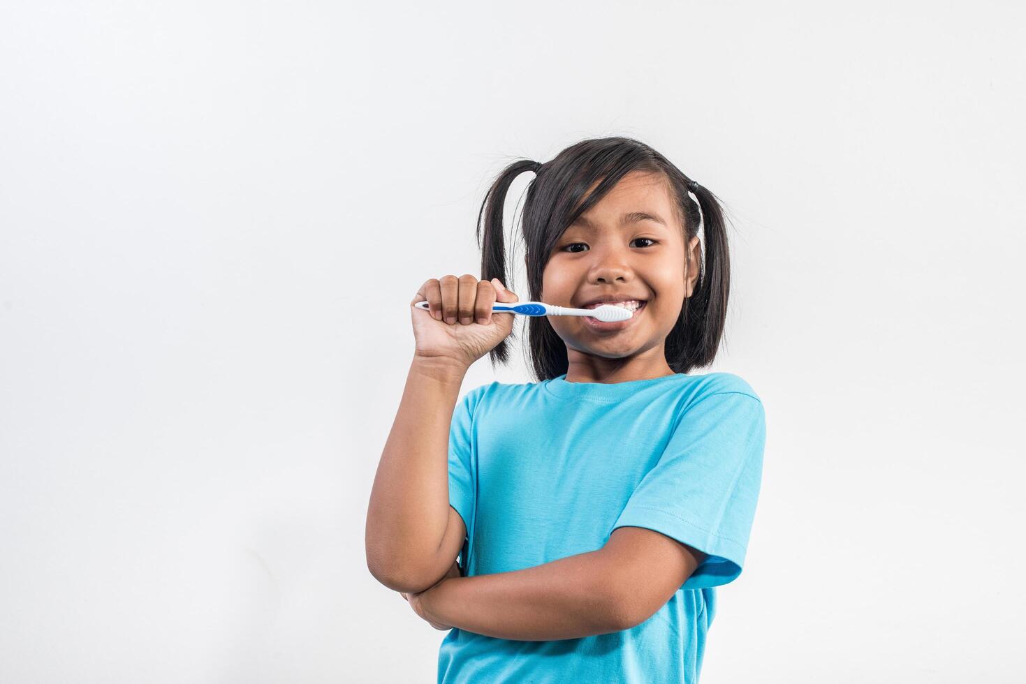 petite fille se brosser les dents en studio. photo