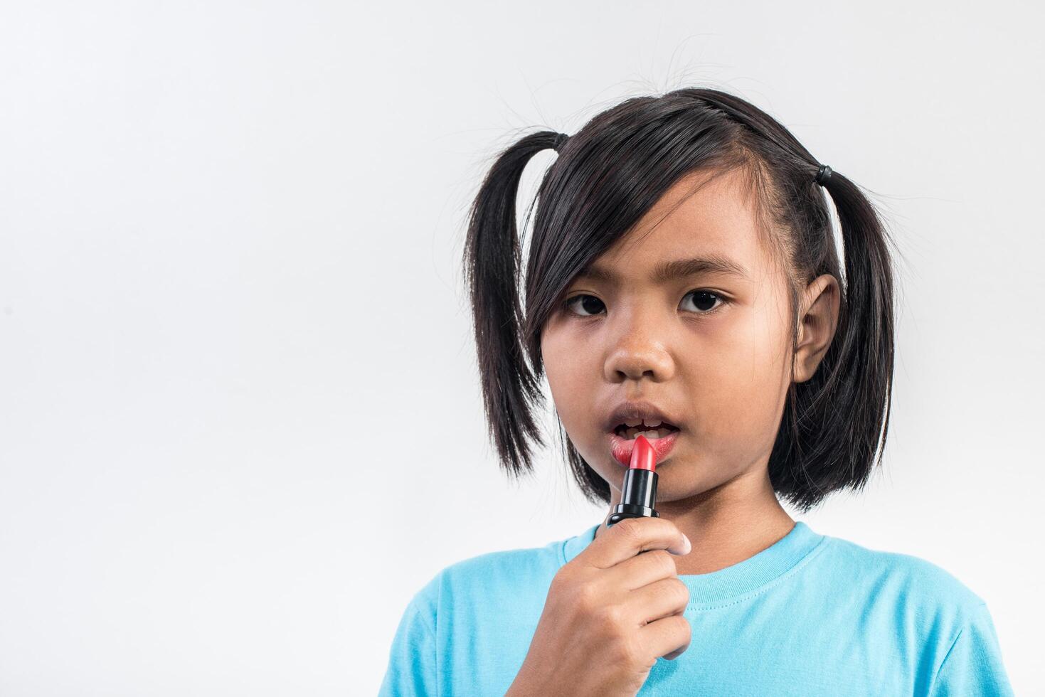 portrait petite fille maquillage avec son visage. photo