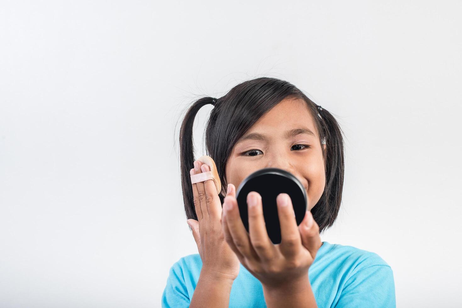 portrait petite fille maquillage avec son visage. photo