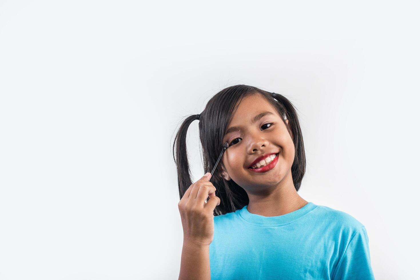 portrait petite fille maquillage avec son visage. photo