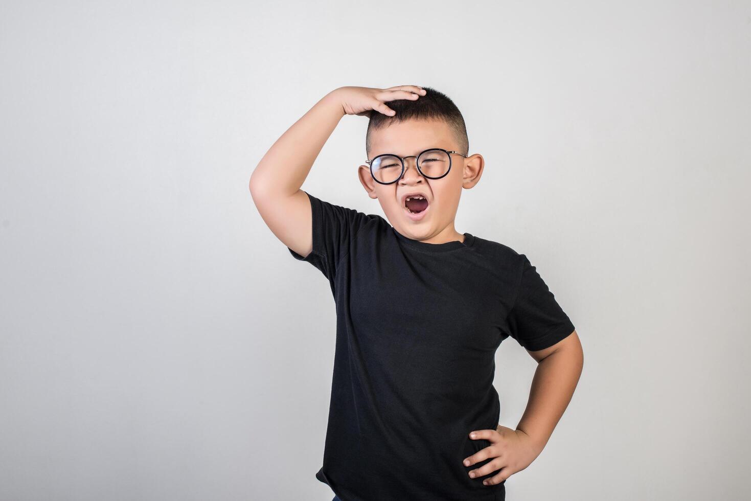 photo de studio de garçon de portrait drôle.