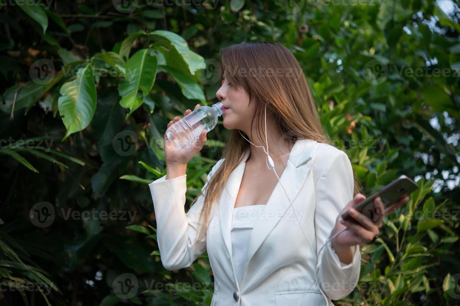 belle femme d'affaires buvant de l'eau après un travail acharné photo