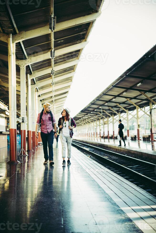 jeune couple hipster en gare. photo