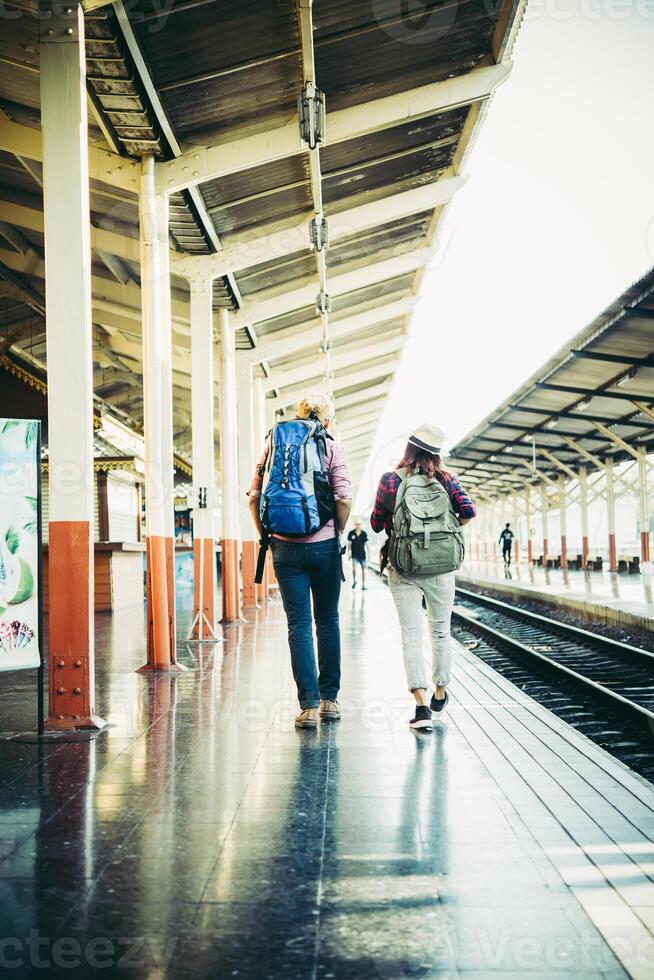 jeune couple hipster en gare. photo