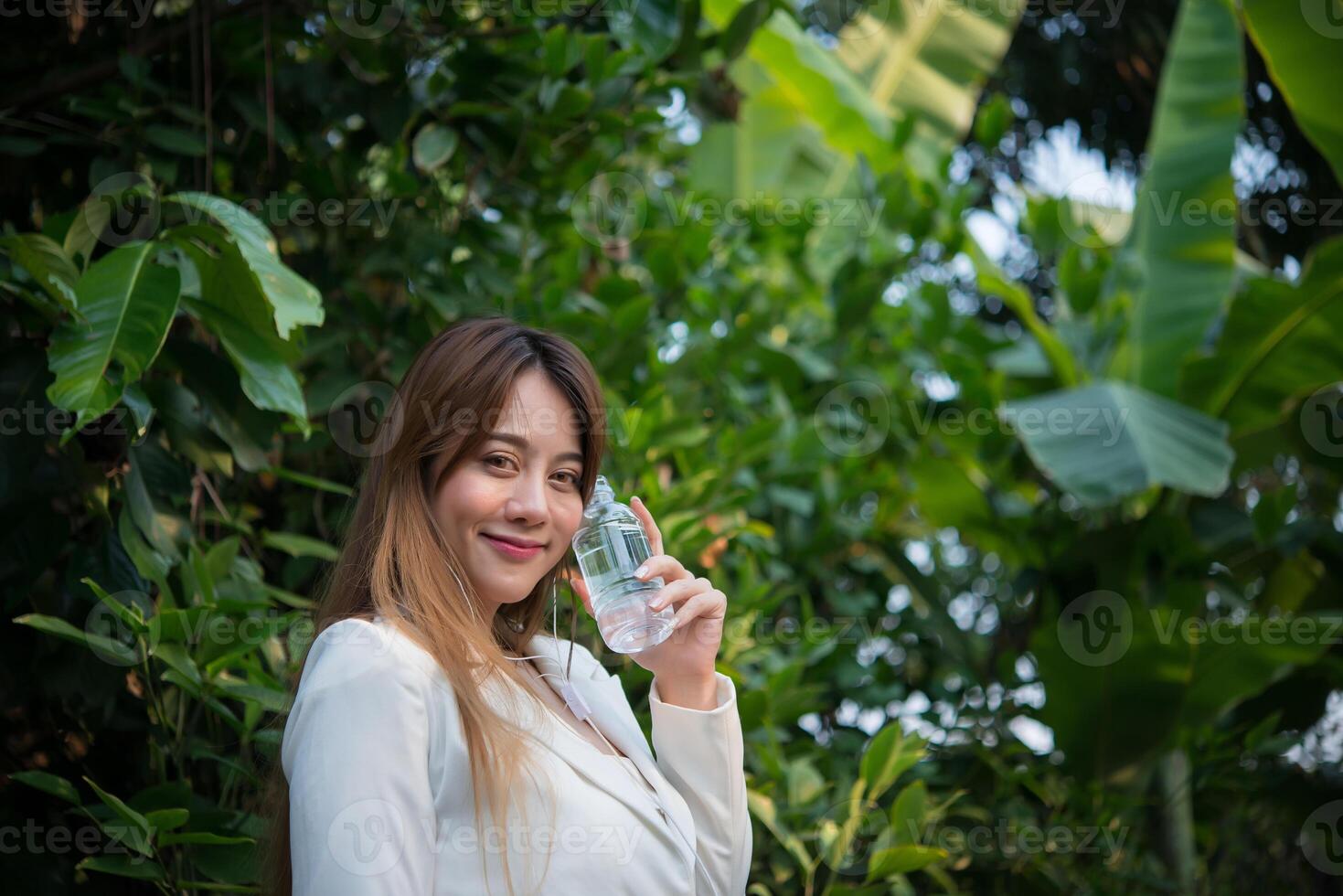 belle femme d'affaires buvant de l'eau après un travail acharné photo