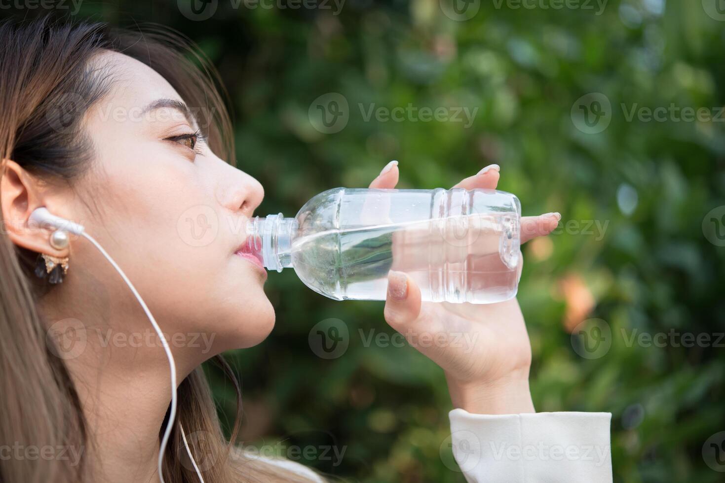 belle femme d'affaires buvant de l'eau après un travail acharné photo