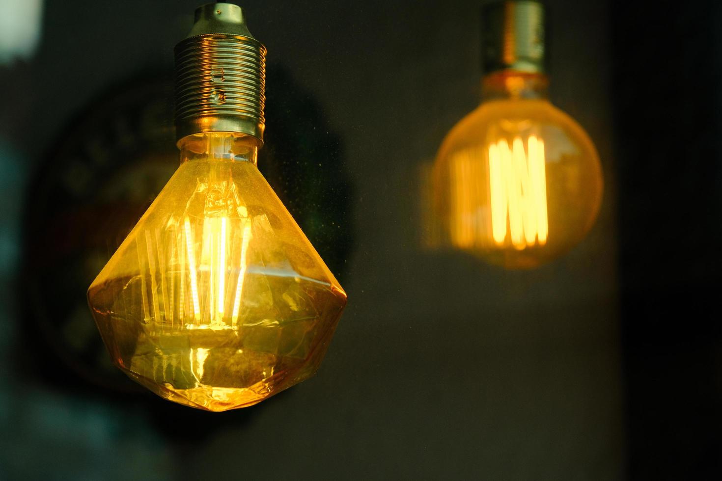 ampoule en verre décoratif tesla jaune brillant dans le noir photo