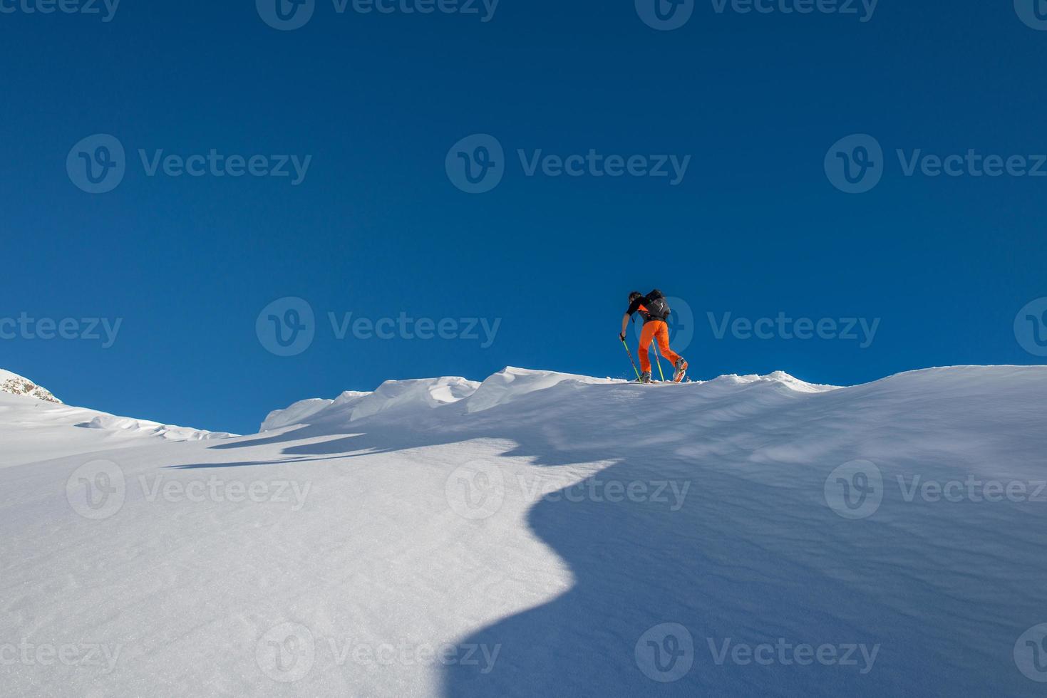 ski de randonnée en montée sur les alpes italiennes photo