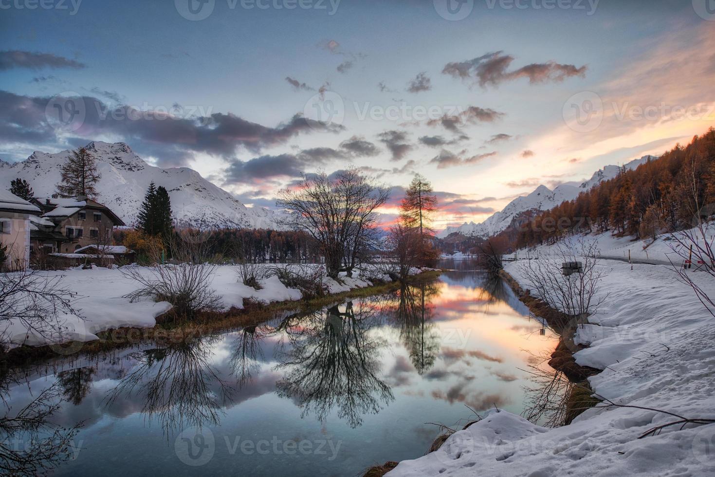 Réflexe d'automne à sils maria dans la vallée de l'engadine suisse photo