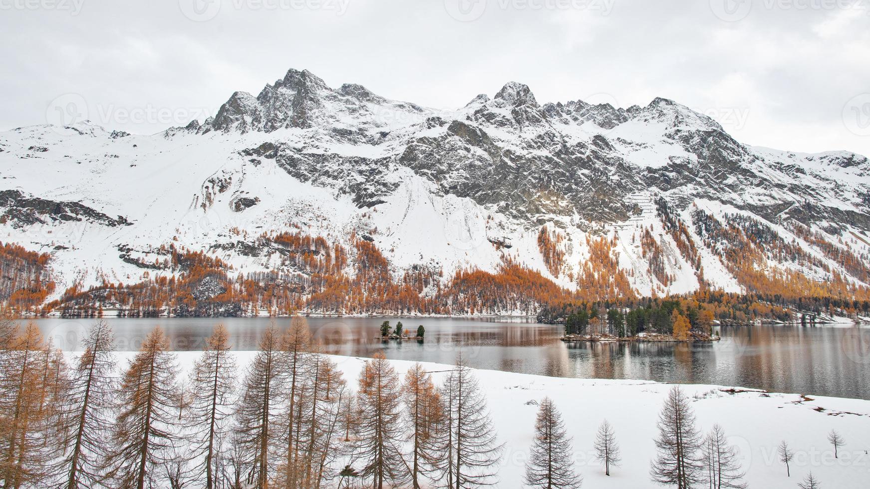 paysage panoramique de la vallée de l'engadine sur les alpes suisses photo