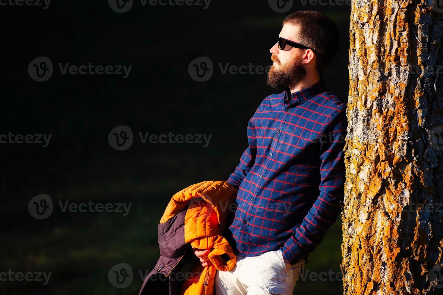 jeune homme à la barbe reposant sur une plante photo