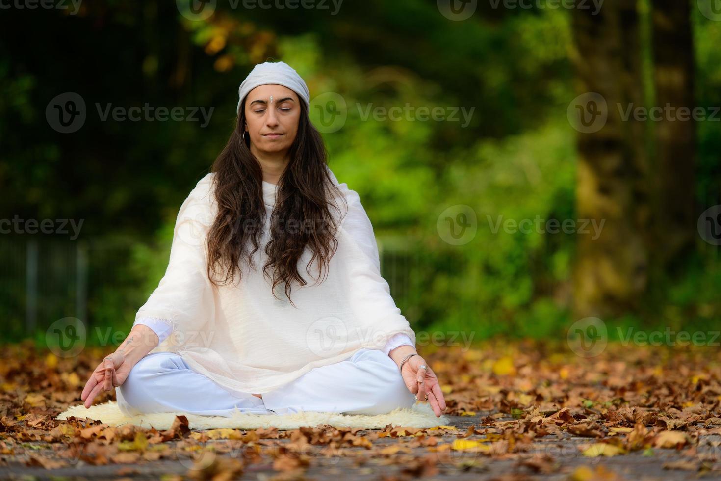 pratique du yoga dans le parc d'automne par une fille photo