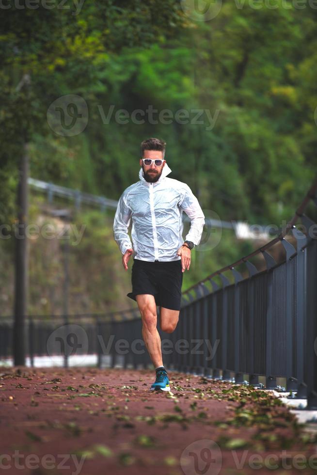 coureur sur piste cyclable dans les trains d'automne photo