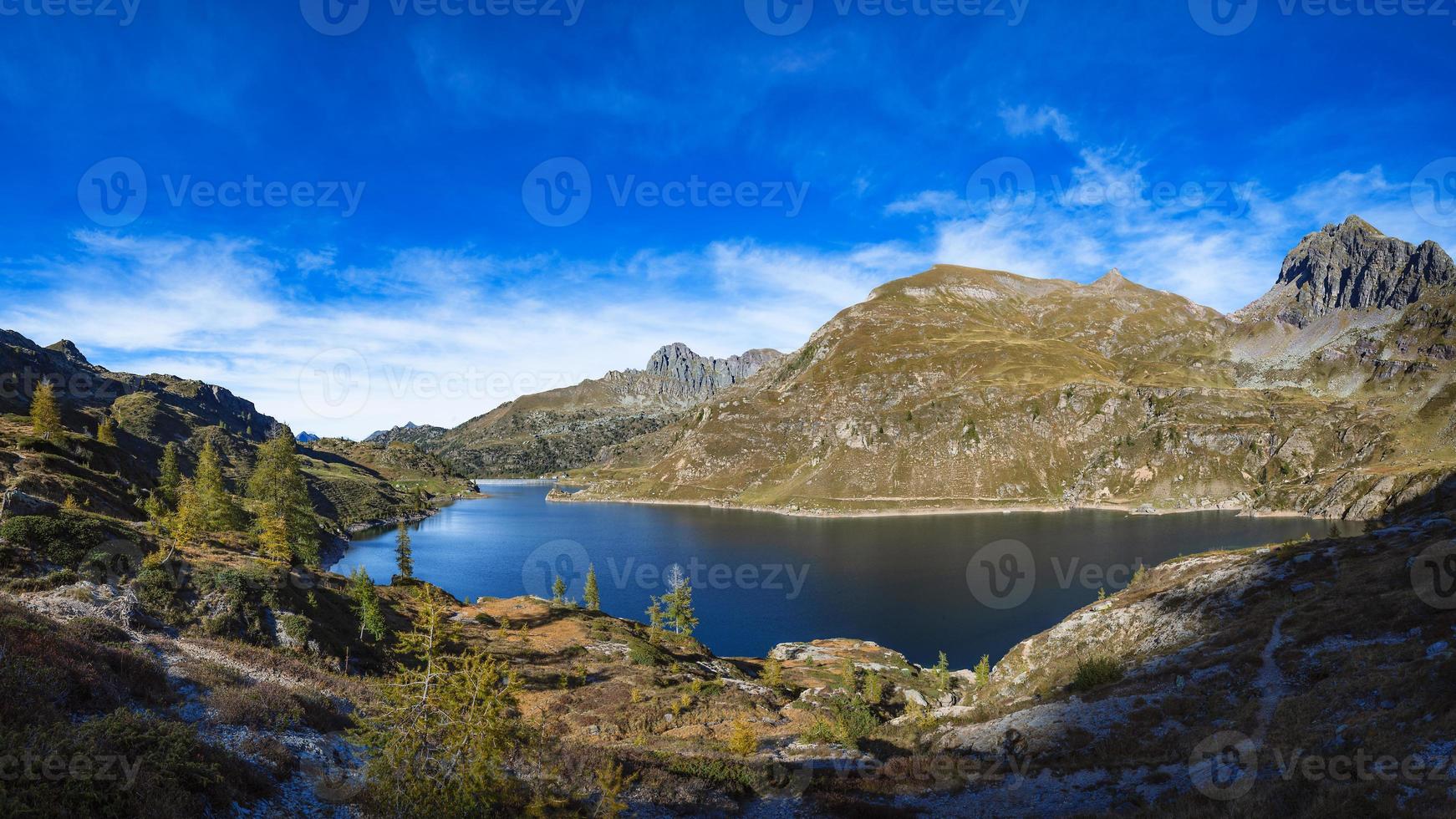 lacs gemelli. lac alpin des alpes orobias en italie du nord. photo