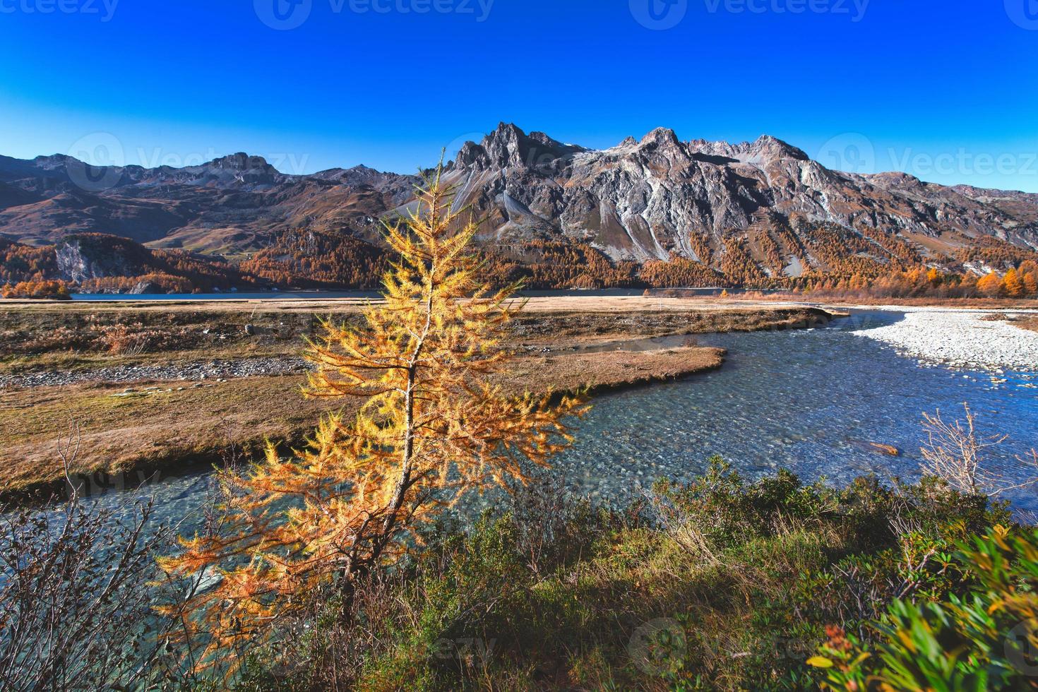 paysage d'automne de l'engadine sur les alpes suisses photo