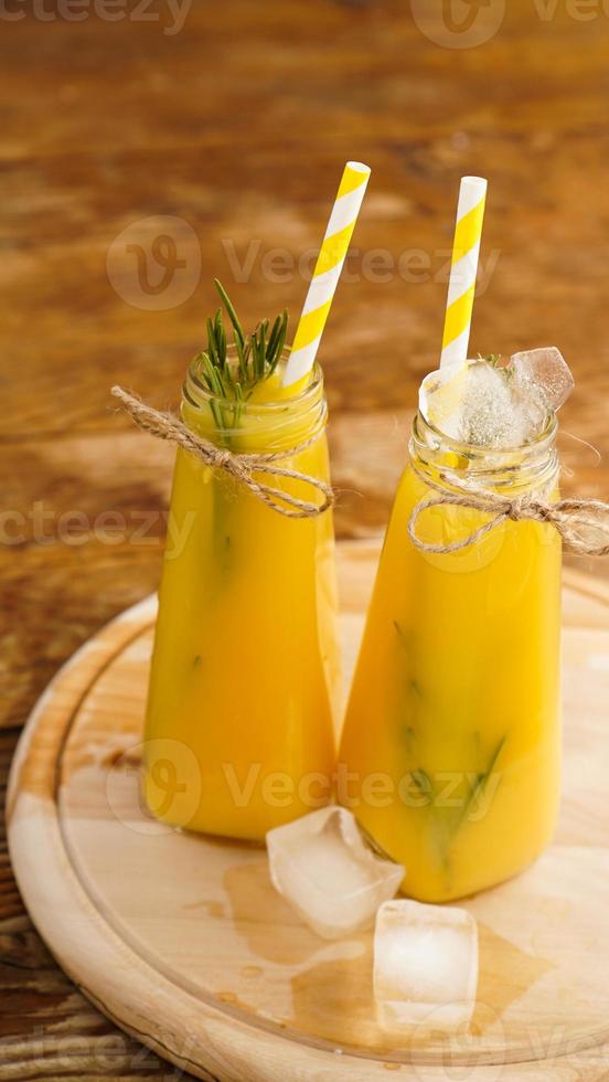 bouteille de jus d'orange avec des glaçons, mise au point sélective photo