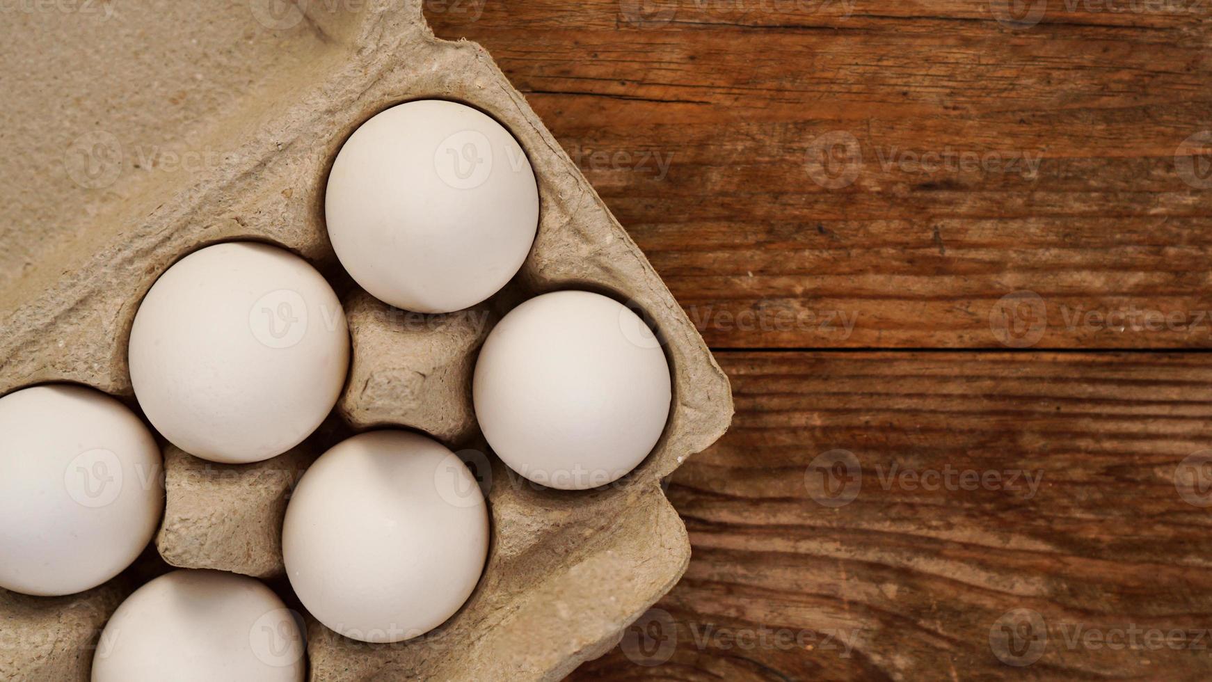 oeufs blancs sur fond de bois photo