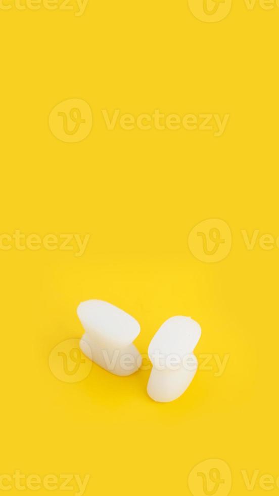 diviseur de doigt en silicone blanc sur fond jaune photo