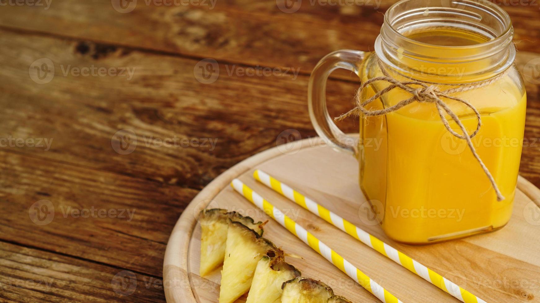 bouteilles de jus d'ananas sur une table en bois. photo