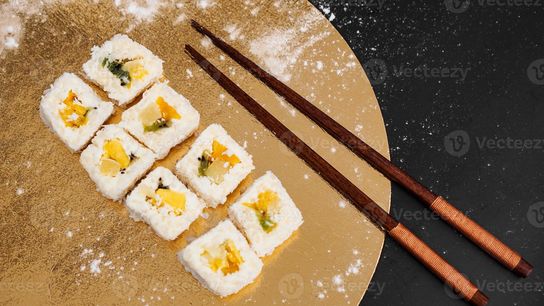 livraison de sushis. petits pains sucrés à base de riz, ananas photo