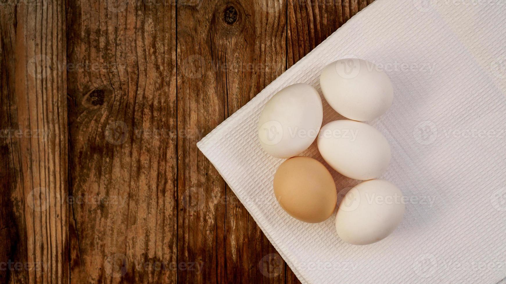 gros plan d'oeufs de poule frais sur une table en bois nature photo