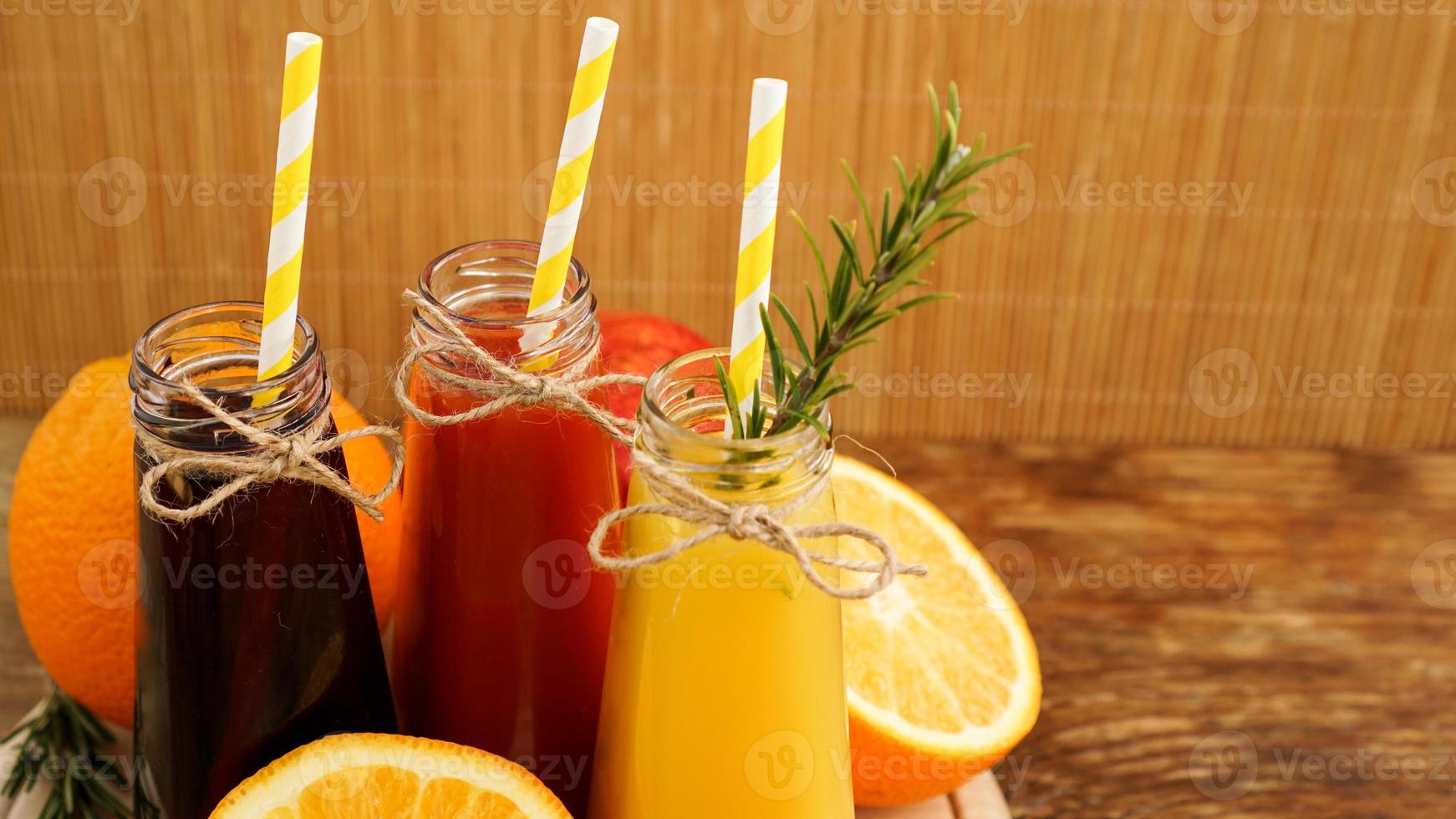 limonade maison en petites bouteilles. jus et fruits multicolores photo