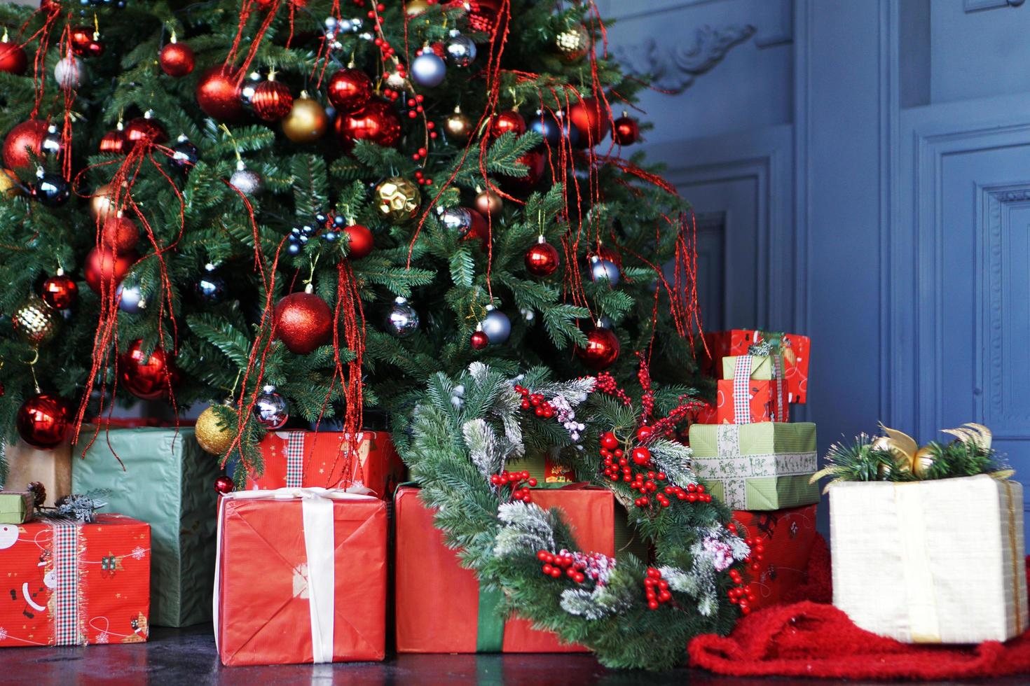 décorations de noël, arbre de noël avec des boules colorées photo