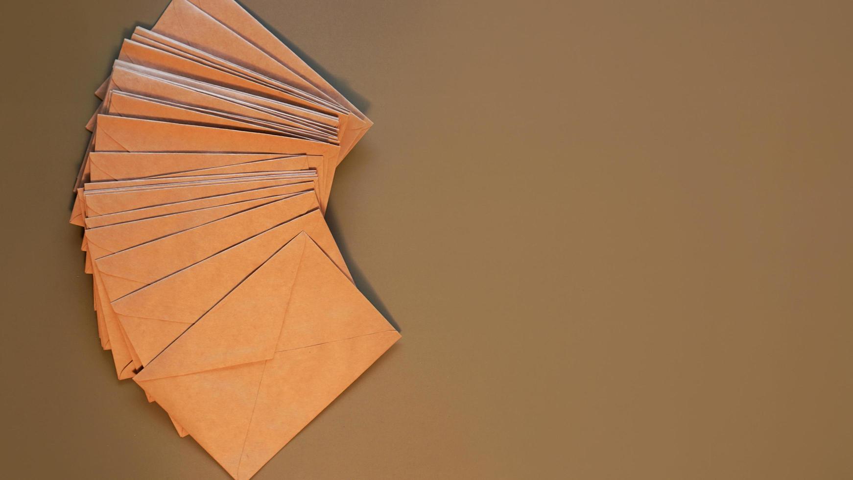 enveloppes artisanales brunes sur fond gris photo