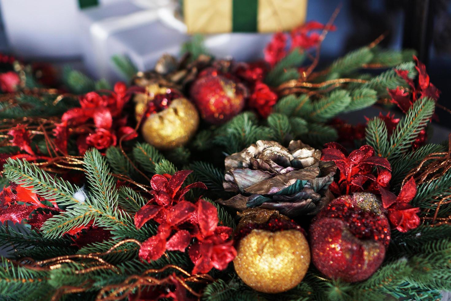 couronne de Noël - décorations de Noël faites à la main à partir de branches de pin photo