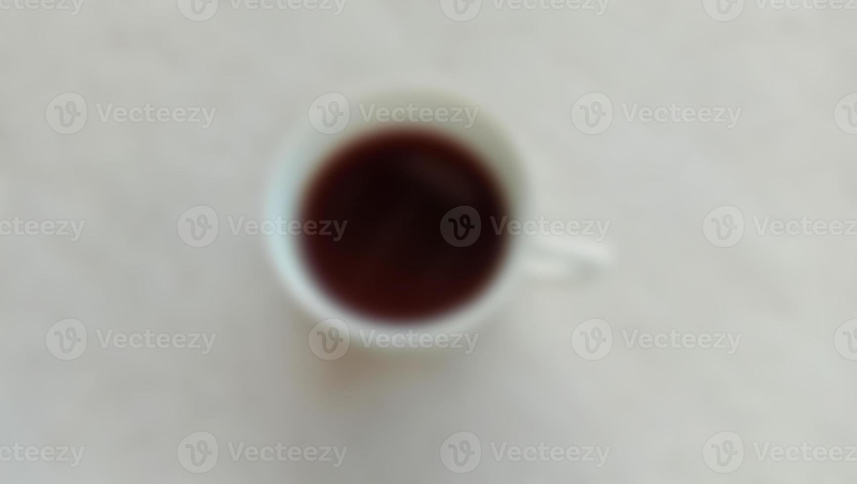 une photo d'une tasse de café noir sur un thème plat