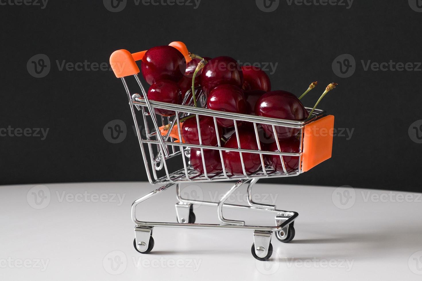 cerises dans le panier d'épicerie photo