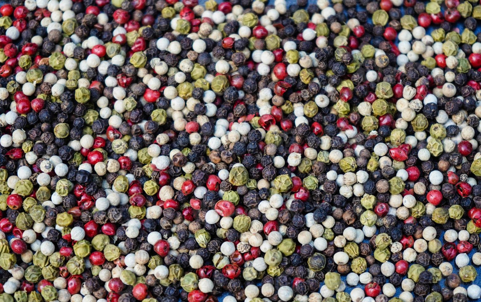 un bouquet de grains de poivre séchés photo