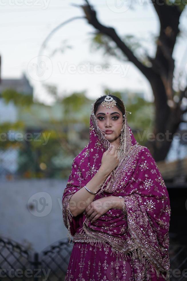 fille en tenue de mariée photo