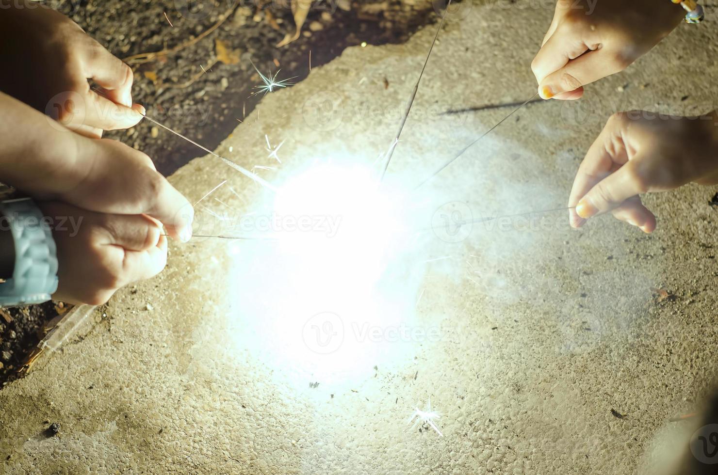 main d'enfants jouant aux cierges magiques photo