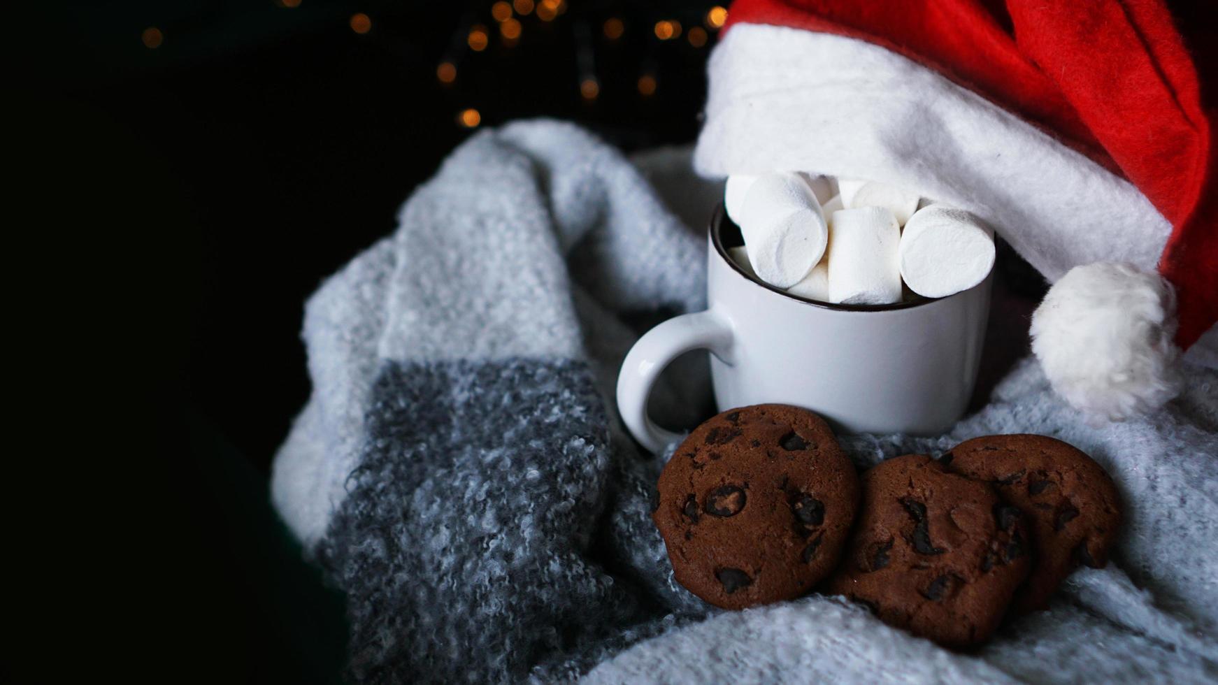 tasse de chocolat chaud avec chapeau de noël, guimauve photo