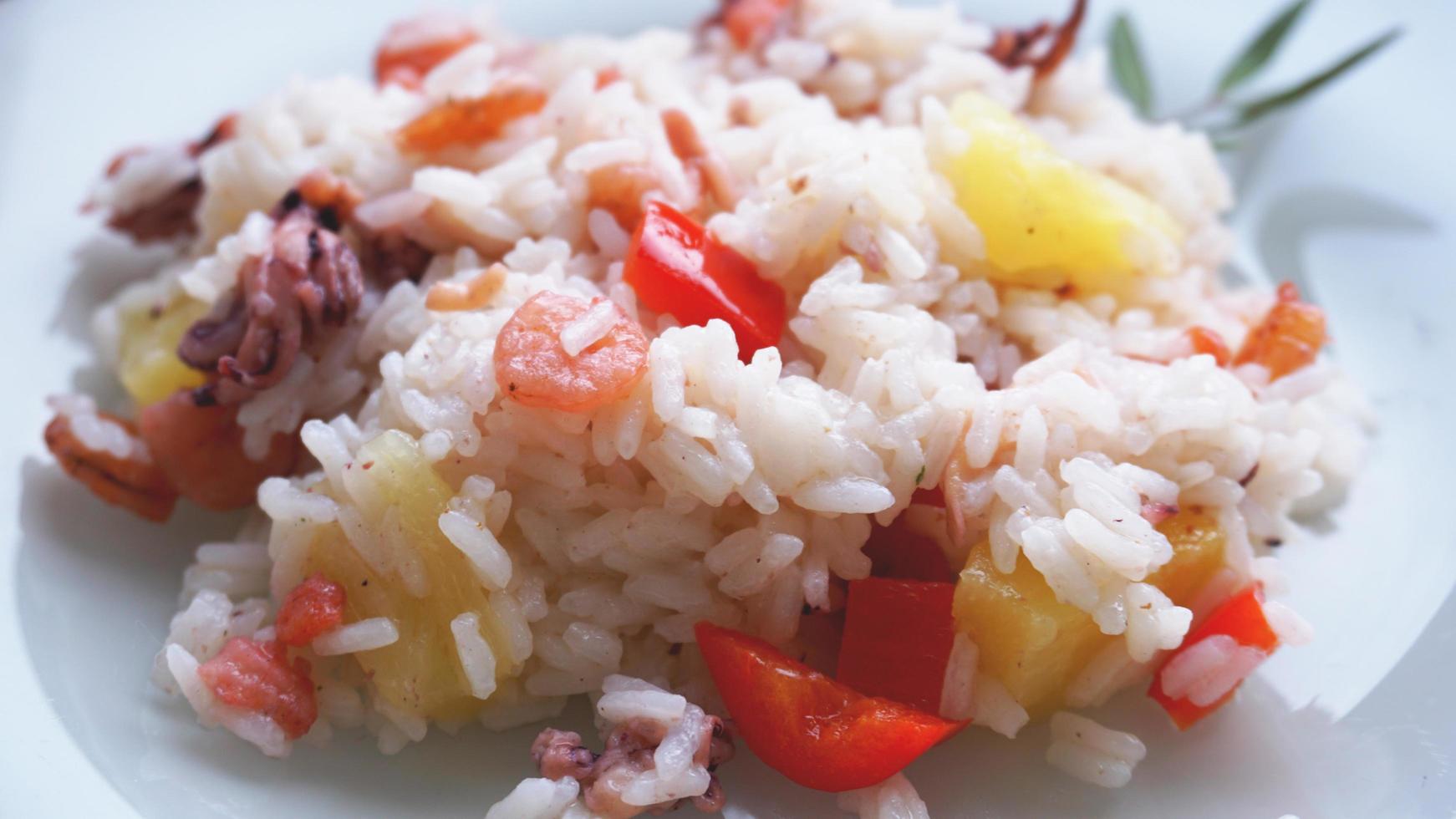 riz aux crevettes et ananas, cuisine thaïlandaise sur plat blanc photo