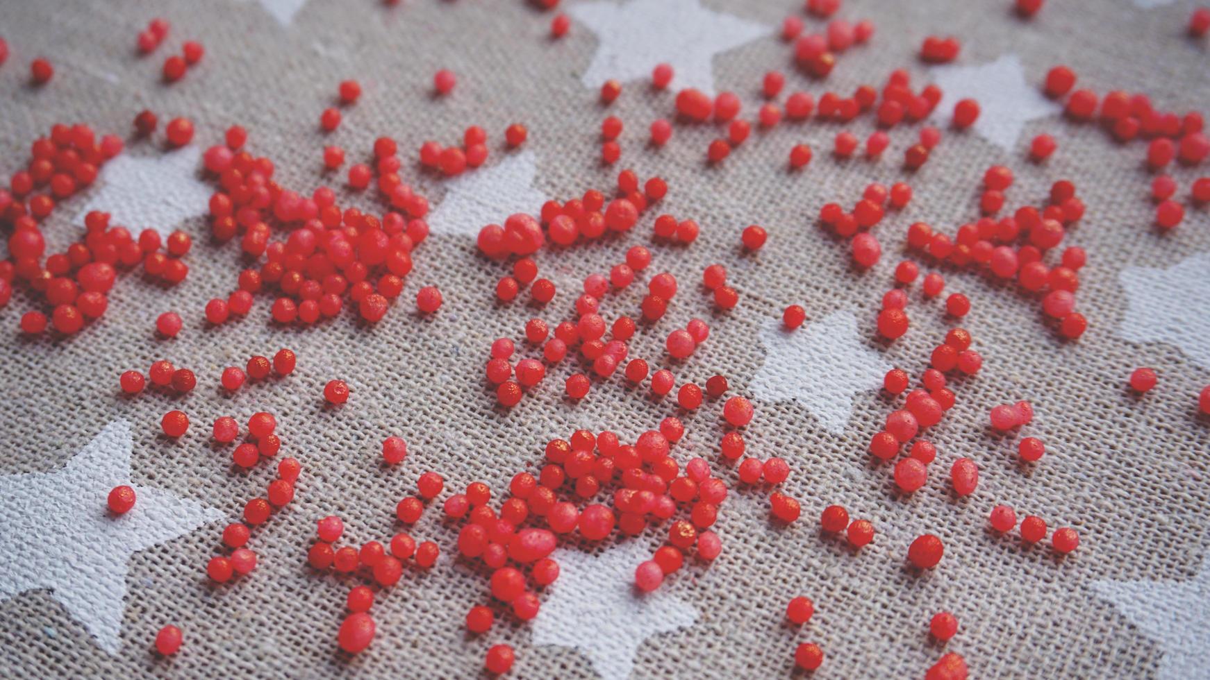 boules rouges. petite boule de gel. gel de silice. boules d'hydrogel rouge photo