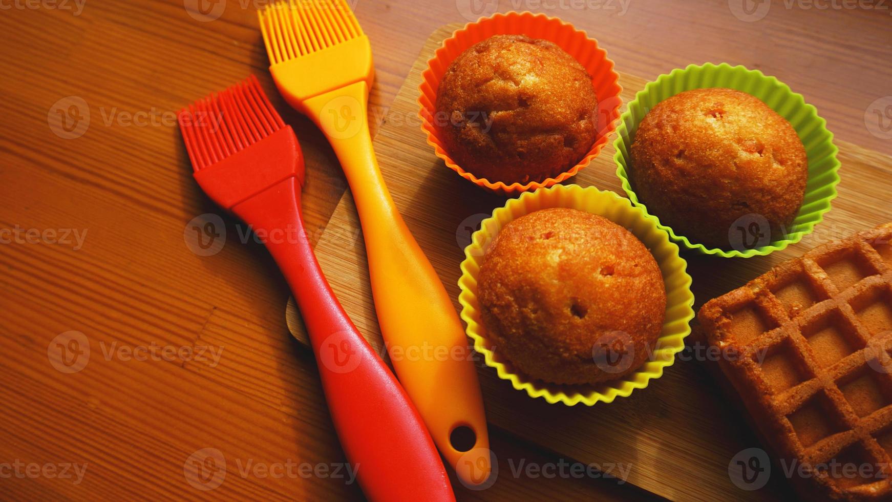 mini muffins simples dans des ustensiles de cuisson en silicone colorés. cuisine photo