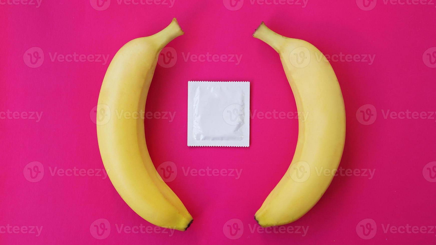 préservatifs et deux bananes ensemble, concept de contraceptifs photo