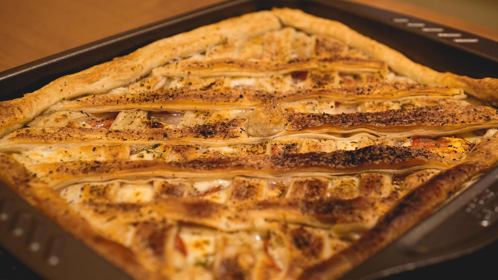 gros plan de tarte au poulet maison sur la table. vue horizontale d'en haut photo