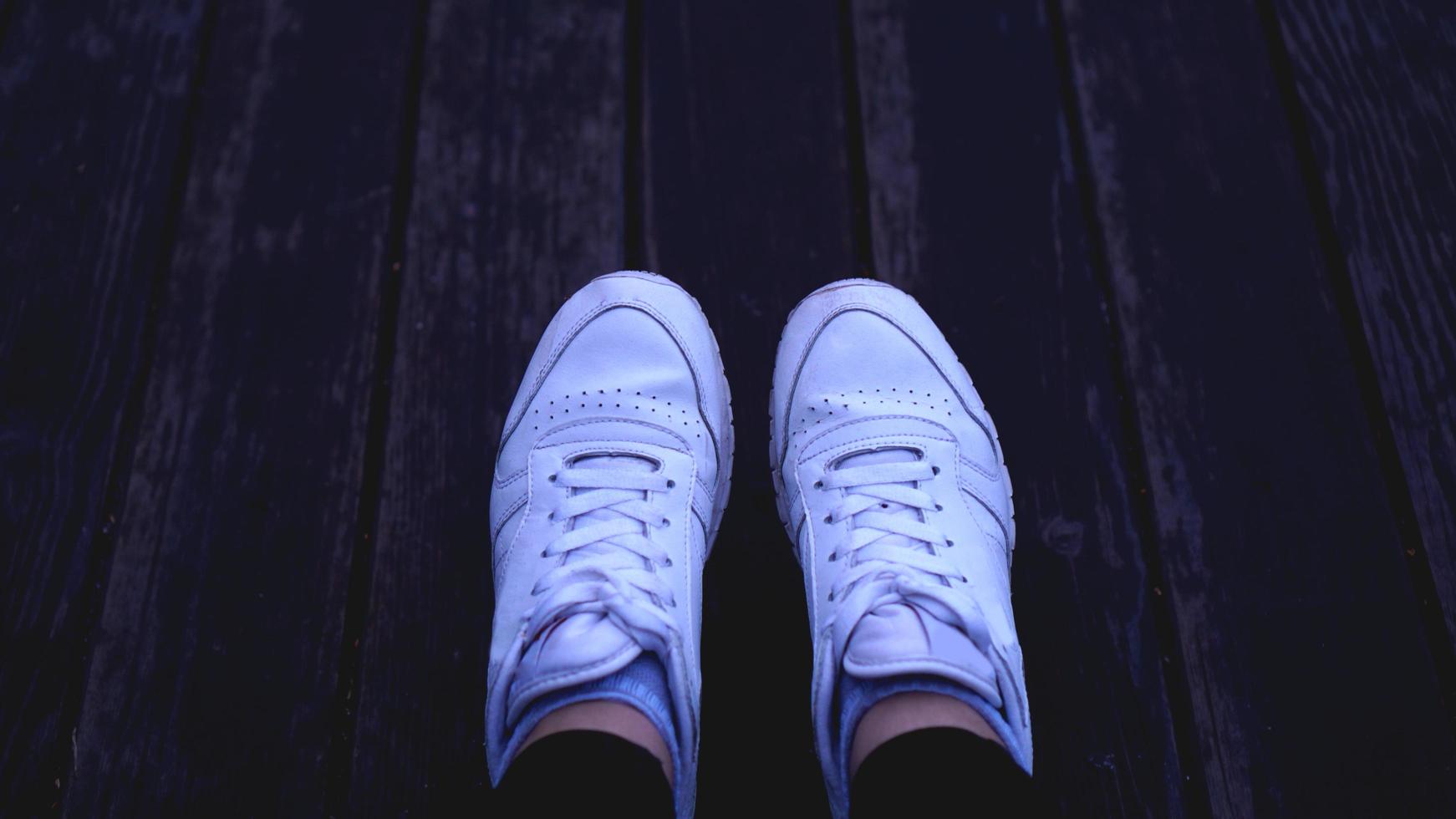 femme cool hipster de mode avec des baskets blanches, couleurs toniques vintage photo