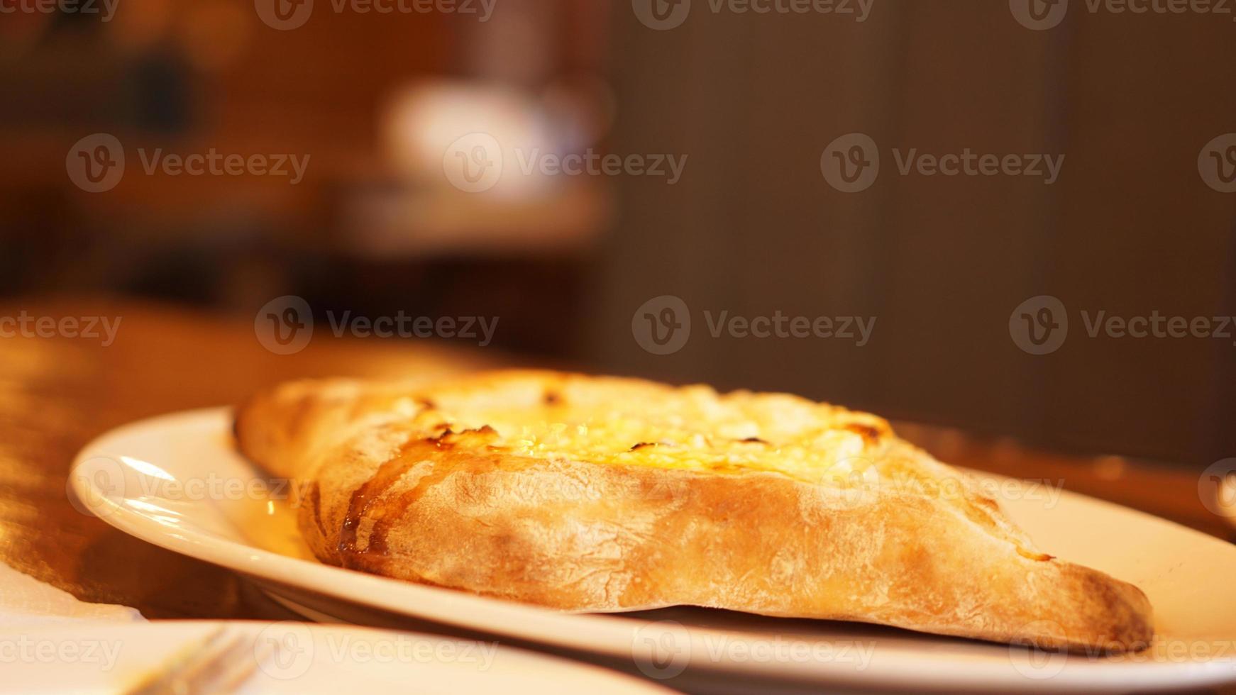 pain plat traditionnel adjar - khachapuri ou hachapuri photo