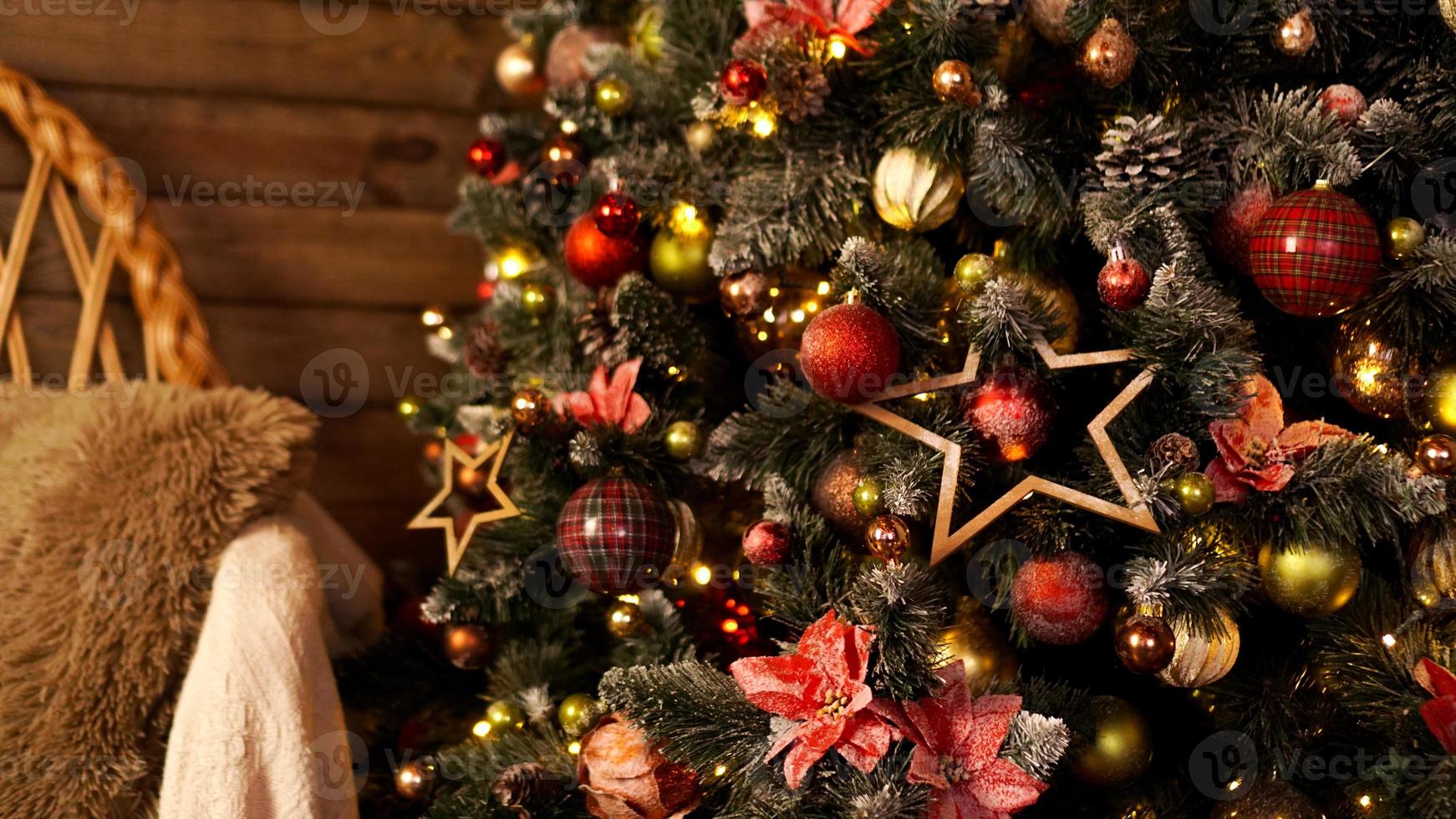 Joyeuses vacances. un beau salon décoré pour noël. photo