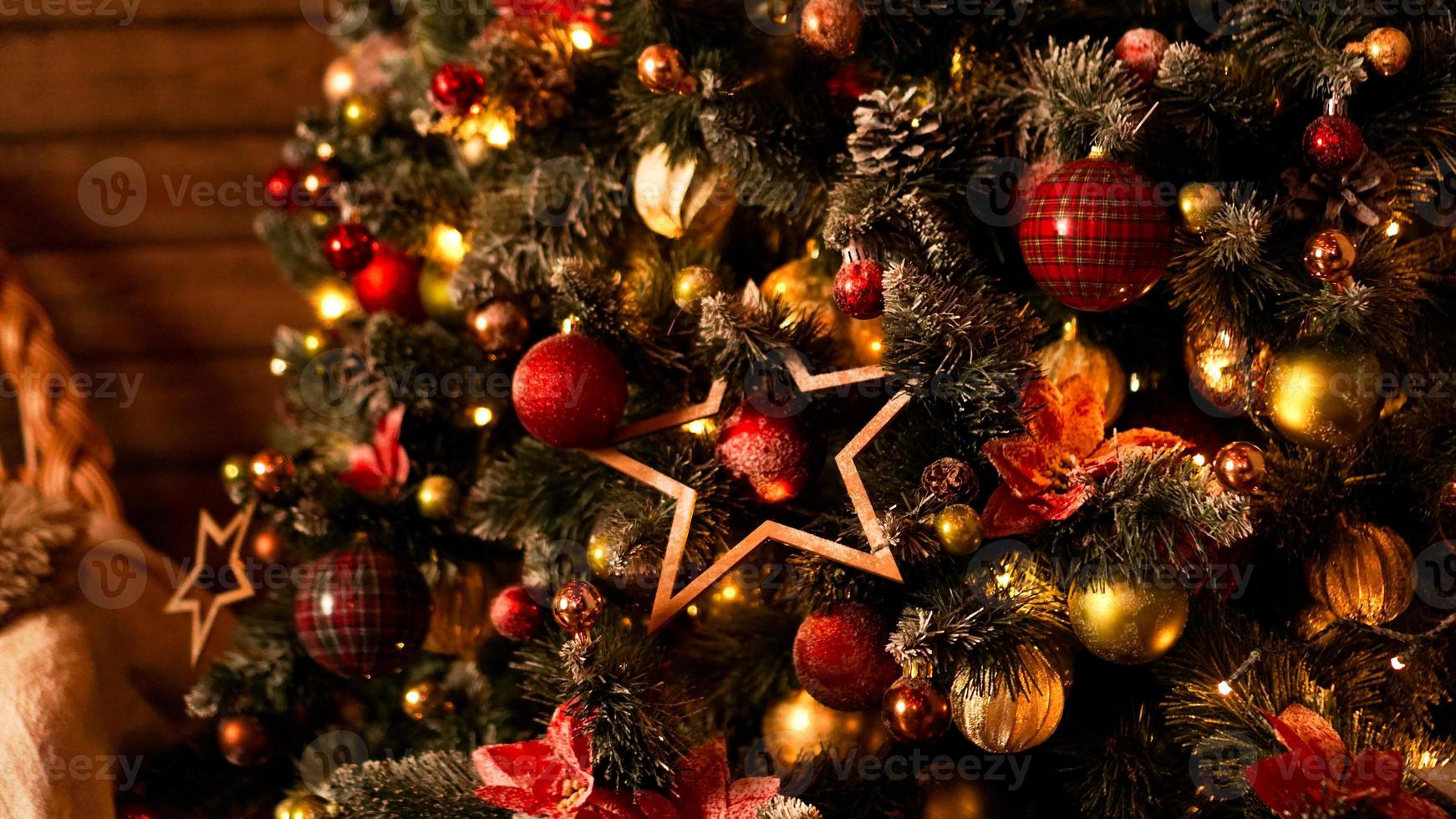 Joyeuses vacances. un beau salon décoré pour noël. photo