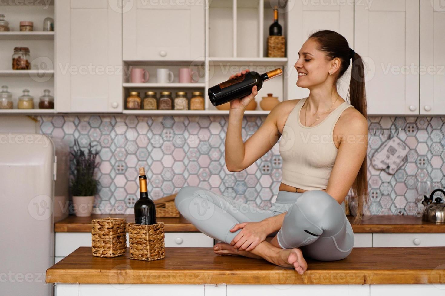 femme athlétique en survêtement dans une cuisine légère boissons photo