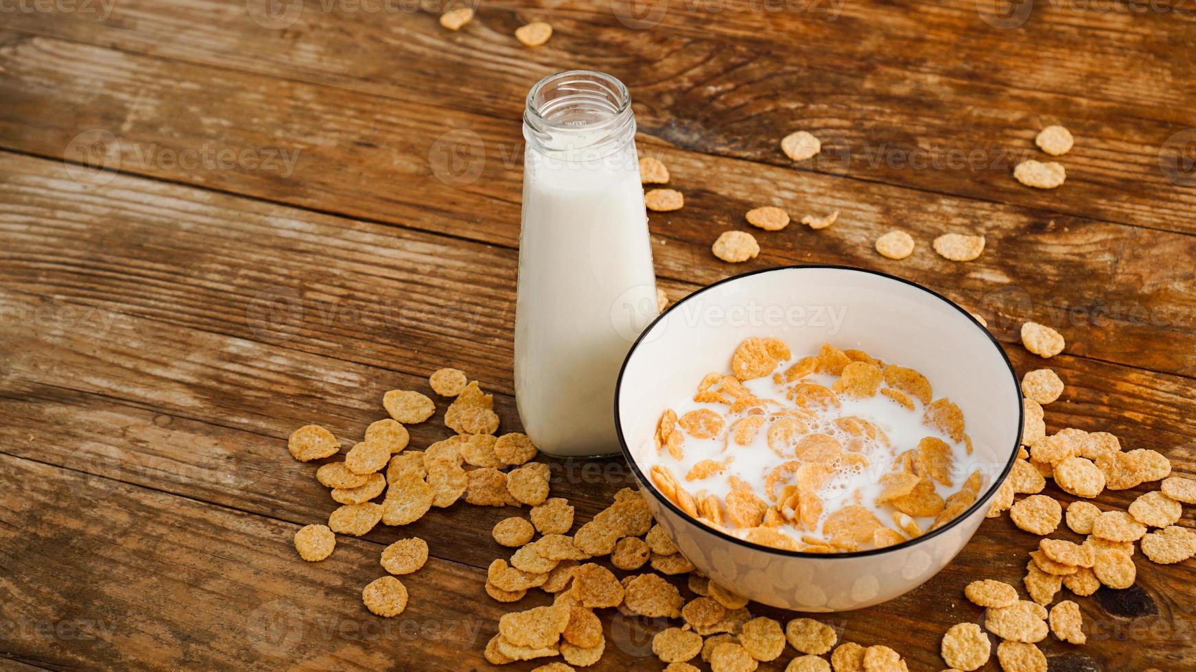 fond de saine alimentation. lait frais dans un bol avec des cornflakes photo